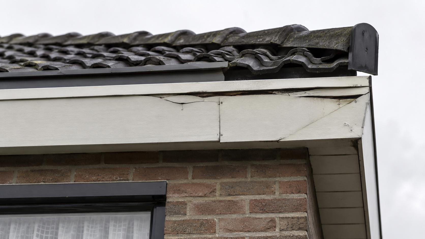 Habillage de corniche endommagé sur une habitation belge
